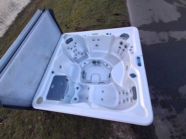 Balboa 5 persoons jacuzzi en buitenspa - afbeelding 1 van  27
