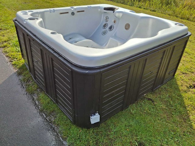 Balboa 5 persoons jacuzzi en buitenspa - afbeelding 1 van  26