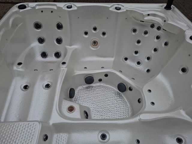 Balboa 5 persoons jacuzzi en buitenspa - afbeelding 1 van  11