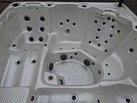 Balboa 5 persoons jacuzzi en buitenspa - afbeelding 1 van  11