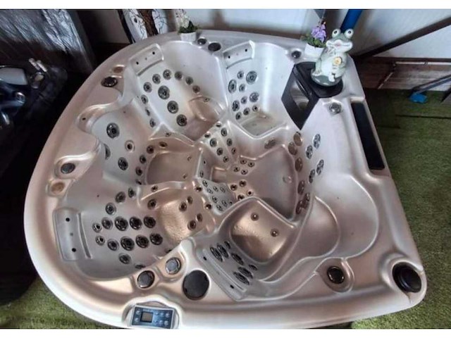 Balboa 5 persoons jacuzzi en buitenspa - afbeelding 1 van  22