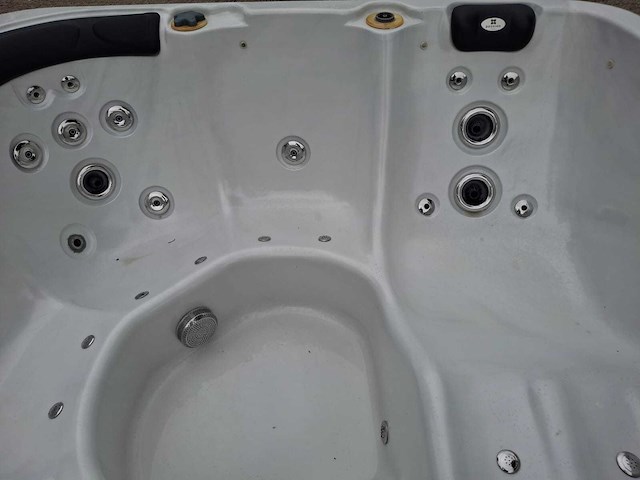 Balboa 5 persoons jacuzzi en buitenspa - afbeelding 1 van  12