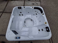 Balboa 5 persoons jacuzzi en buitenspa - afbeelding 1 van  7