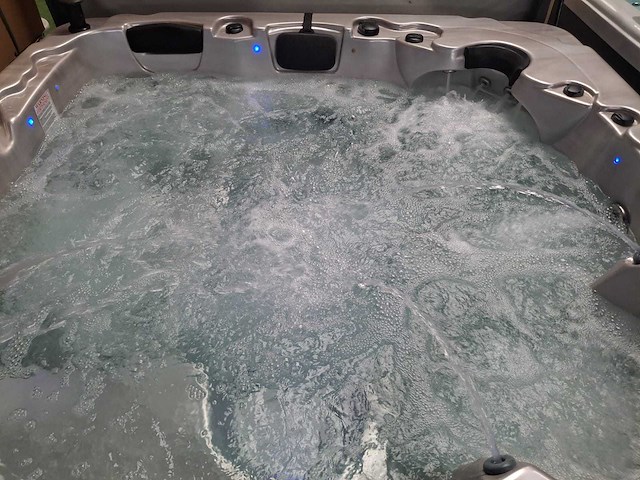 Balboa 5 persoons jacuzzi en buitenspa - afbeelding 1 van  25
