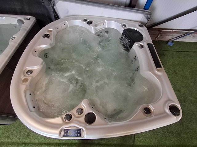 Balboa 5 persoons jacuzzi en buitenspa - afbeelding 1 van  37