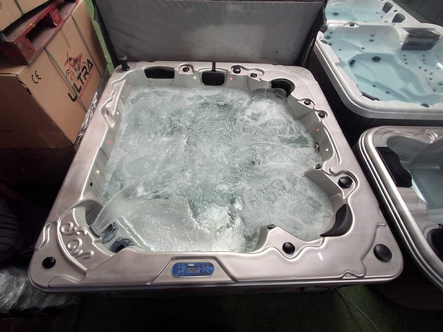 Balboa 5 persoons jacuzzi en buitenspa - afbeelding 1 van  25