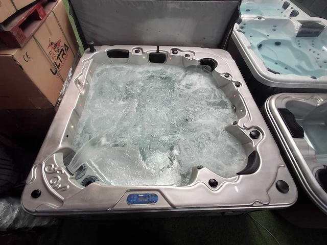 Balboa 5 persoons jacuzzi en buitenspa - afbeelding 1 van  45