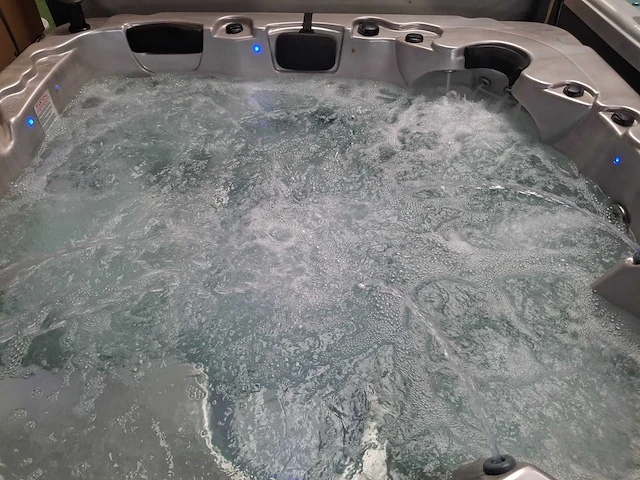 Balboa 5 persoons jacuzzi en buitenspa - afbeelding 1 van  34