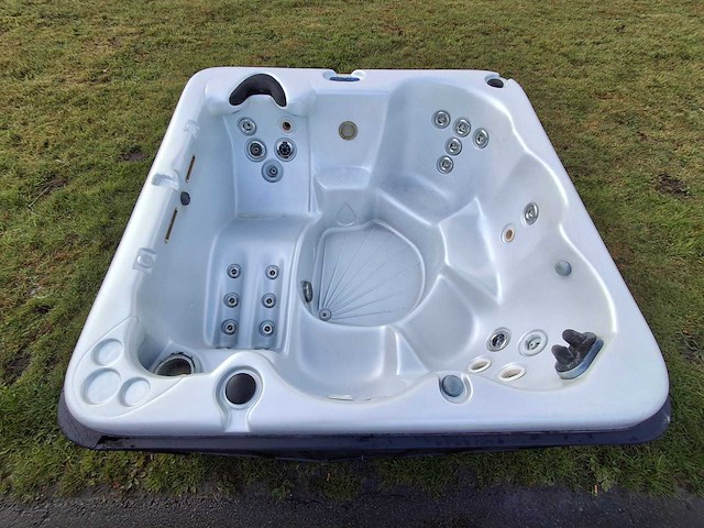 Balboa 6 persoons jacuzzi en buitenspa - afbeelding 1 van  30