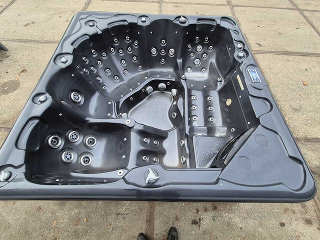 Balboa 6 persoons jacuzzi en buitenspa - afbeelding 1 van  23