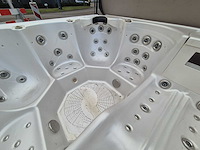 Balboa 6 persoons jacuzzi en buitenspa - afbeelding 1 van  30