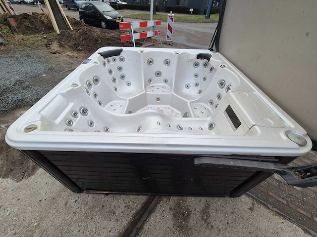 Balboa 6 persoons jacuzzi en buitenspa - afbeelding 29 van  34