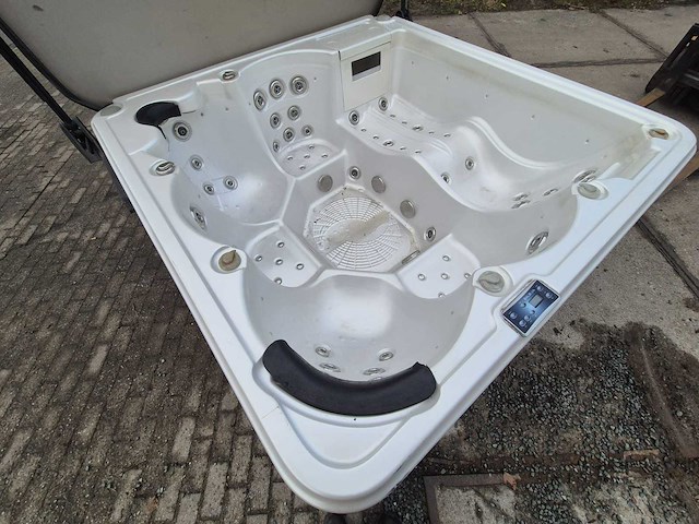 Balboa 6 persoons jacuzzi en buitenspa - afbeelding 1 van  34