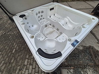 Balboa 6 persoons jacuzzi en buitenspa - afbeelding 1 van  4