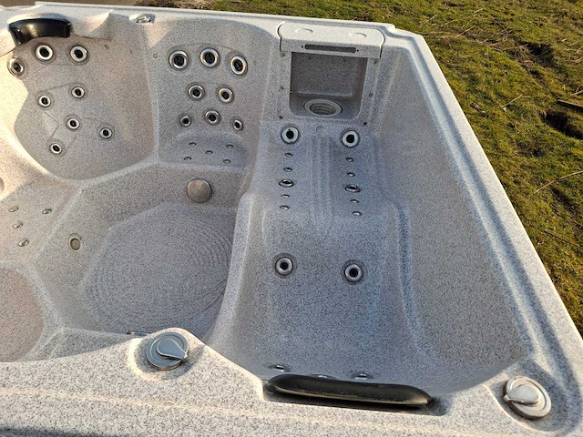 Balboa 6 persoons jacuzzi en buitenspa - afbeelding 2 van  2