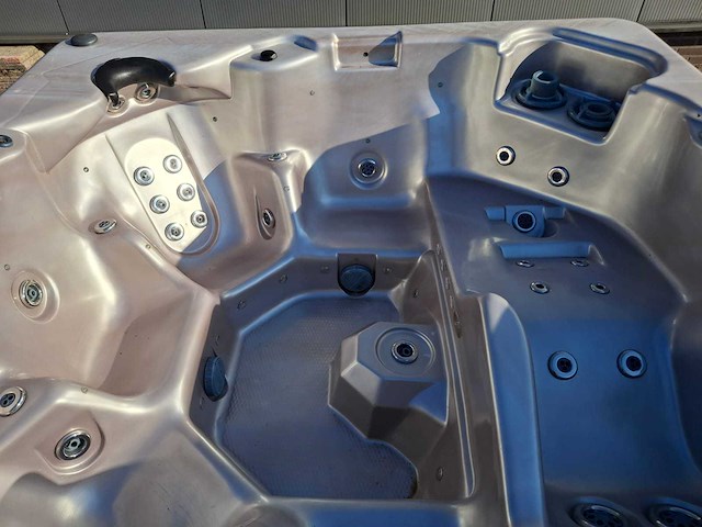 Balboa 6 persoons jacuzzi en buitenspa - afbeelding 1 van  5