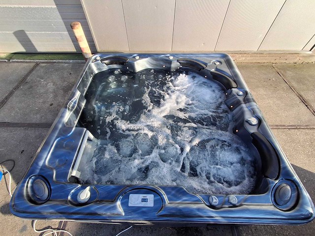 Balboa 6 persoons jacuzzi en buitenspa - afbeelding 7 van  30