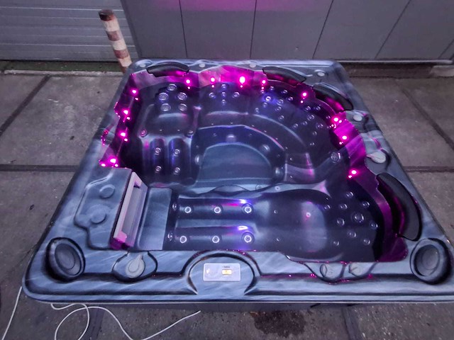 Balboa 6 persoons jacuzzi en buitenspa - afbeelding 1 van  30