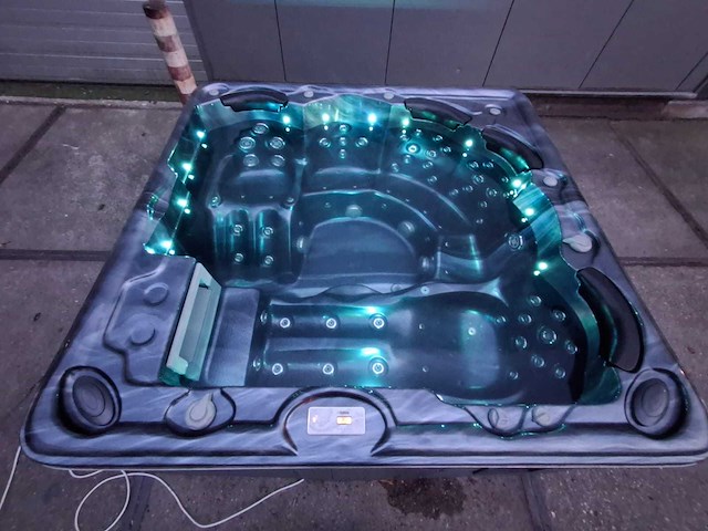 Balboa 6 persoons jacuzzi en buitenspa - afbeelding 28 van  30