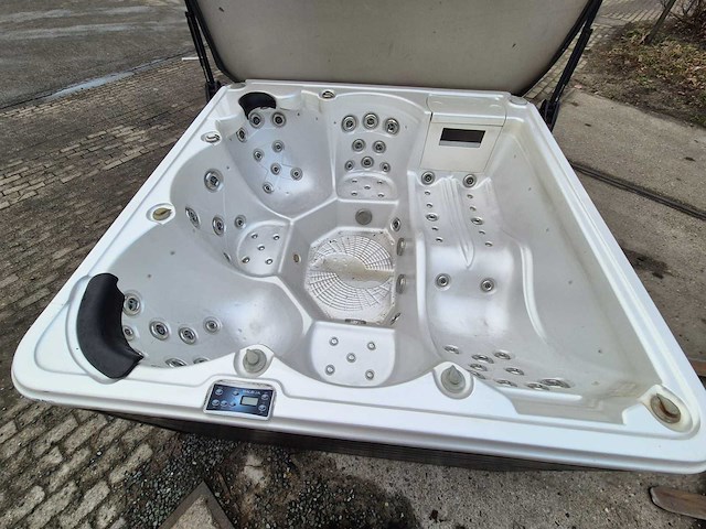 Balboa 6 persoons jacuzzi en buitenspa - afbeelding 15 van  24