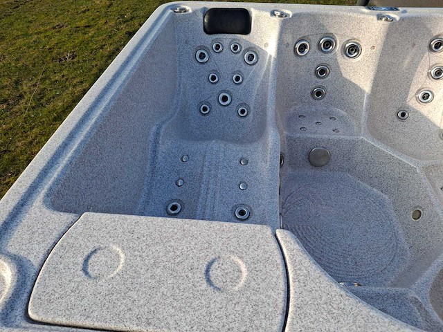 Balboa 6 persoons jacuzzi en buitenspa - afbeelding 1 van  7