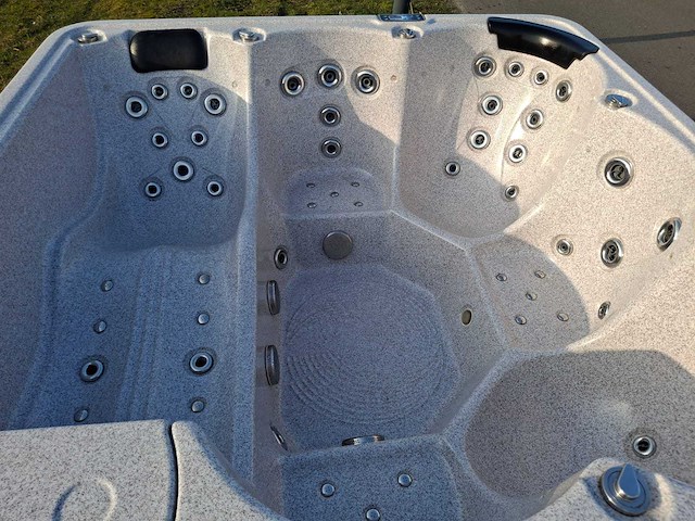 Balboa 6 persoons jacuzzi en buitenspa - afbeelding 2 van  7