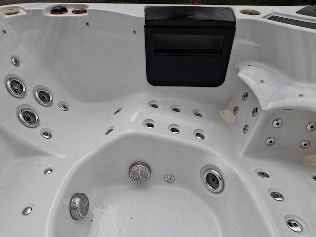 Balboa 6 persoons jacuzzi en buitenspa - afbeelding 32 van  36