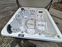 Balboa 6 persoons jacuzzi en buitenspa - afbeelding 1 van  5