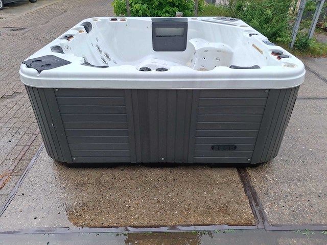 Balboa 6 persoons jacuzzi en buitenspa - afbeelding 35 van  36