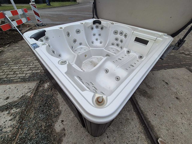 Balboa 6 persoons jacuzzi en buitenspa - afbeelding 4 van  8