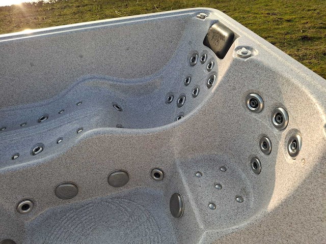 Balboa 6 persoons jacuzzi en buitenspa - afbeelding 15 van  18
