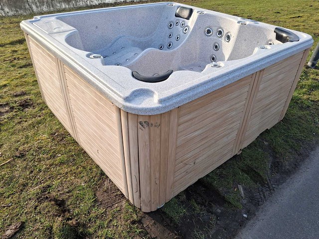 Balboa 6 persoons jacuzzi en buitenspa - afbeelding 17 van  18