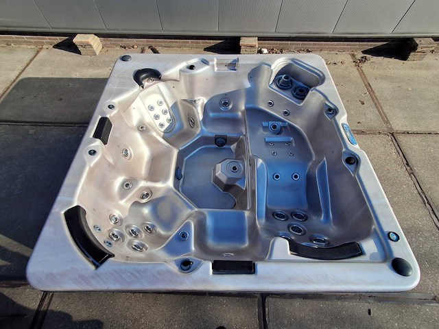 Balboa 6 persoons jacuzzi en buitenspa - afbeelding 1 van  15