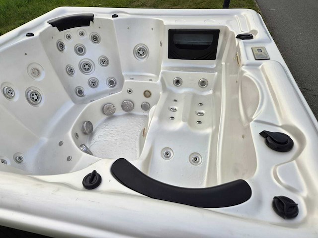 Balboa 6 persoons jacuzzi en buitenspa - afbeelding 20 van  29