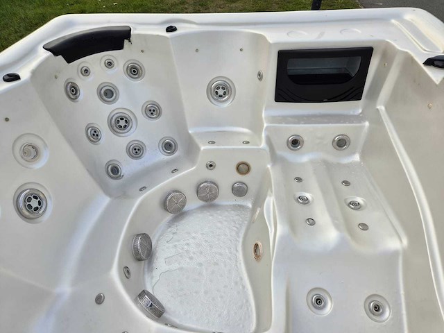 Balboa 6 persoons jacuzzi en buitenspa - afbeelding 21 van  29