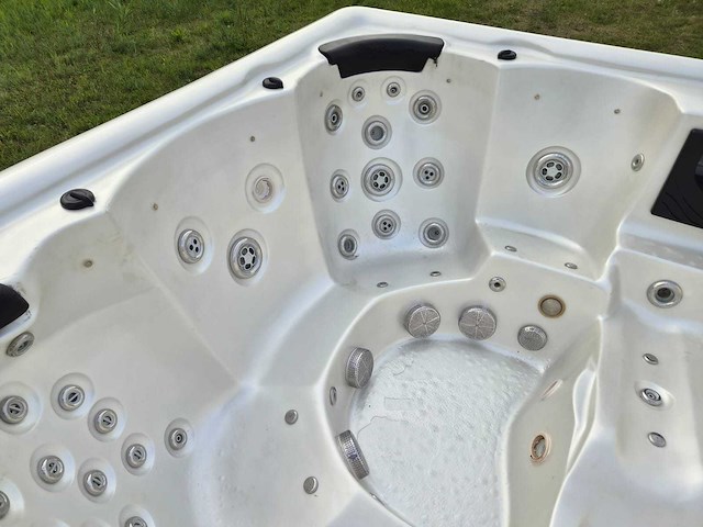 Balboa 6 persoons jacuzzi en buitenspa - afbeelding 22 van  29