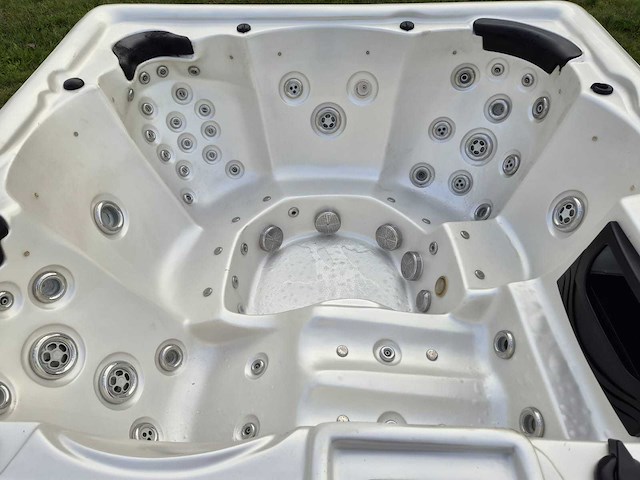 Balboa 6 persoons jacuzzi en buitenspa - afbeelding 12 van  29