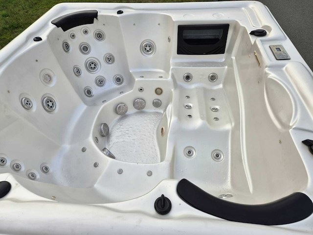 Balboa 6 persoons jacuzzi en buitenspa - afbeelding 19 van  29
