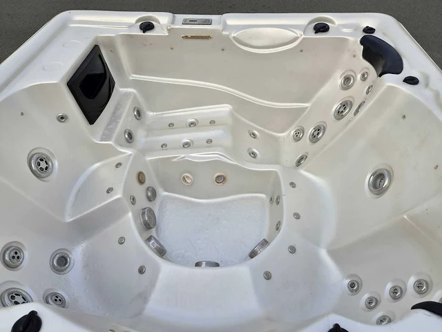 Balboa 6 persoons jacuzzi en buitenspa - afbeelding 12 van  29