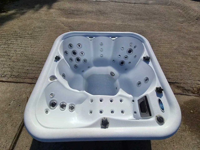 Balboa 6 persoons jacuzzi en buitenspa - afbeelding 1 van  30