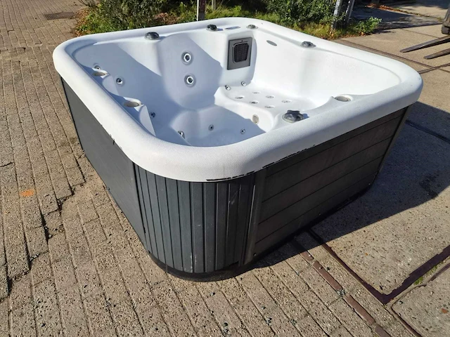 Balboa 6 persoons jacuzzi en buitenspa - afbeelding 22 van  30