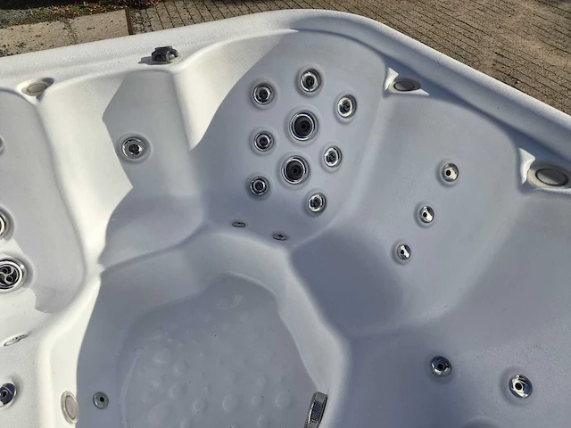 Balboa 6 persoons jacuzzi en buitenspa - afbeelding 9 van  14