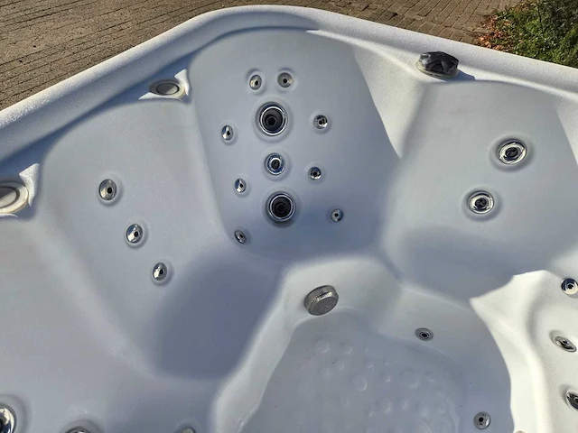 Balboa 6 persoons jacuzzi en buitenspa - afbeelding 13 van  14