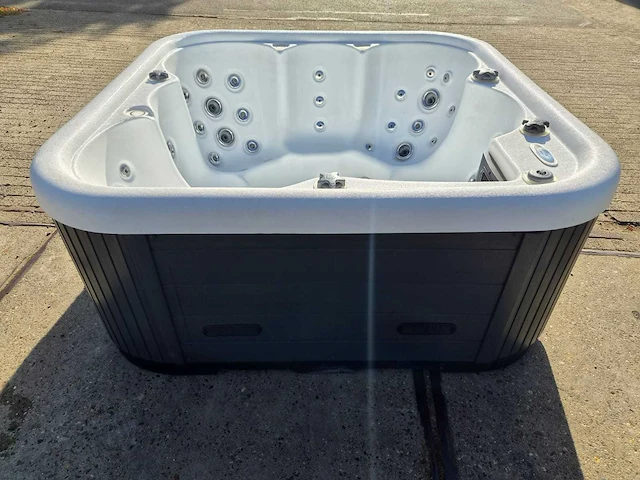 Balboa 6 persoons jacuzzi en buitenspa - afbeelding 10 van  14