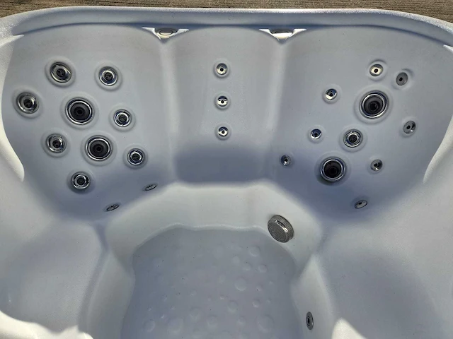 Balboa 6 persoons jacuzzi en buitenspa - afbeelding 12 van  14