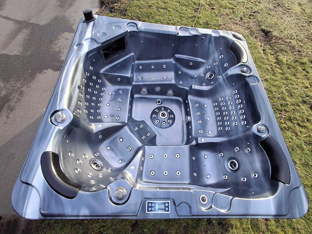 Balboa 7 persoons jacuzzi en buitenspa - afbeelding 1 van  28