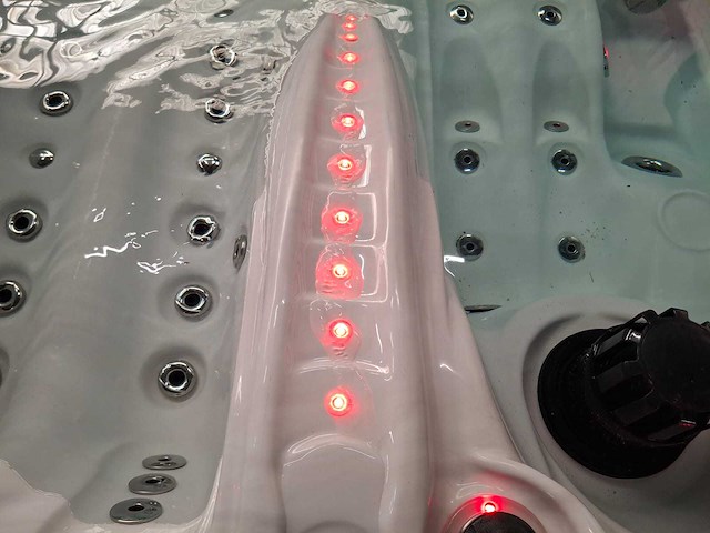 Balboa 7 persoons jacuzzi en buitenspa - afbeelding 1 van  4