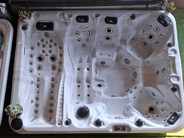 Balboa 7 persoons jacuzzi en buitenspa - afbeelding 2 van  4