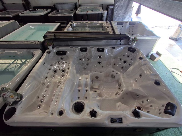 Balboa 7 persoons jacuzzi en buitenspa - afbeelding 1 van  4