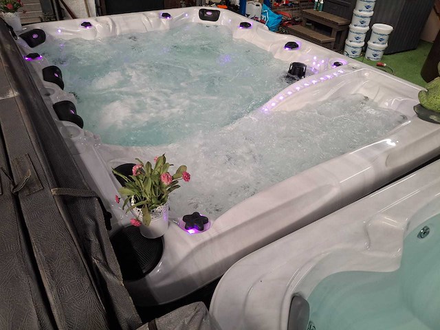 Balboa 7 persoons jacuzzi en buitenspa - afbeelding 2 van  4